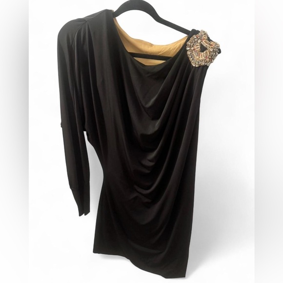Elegant One-Shoulder Black Dress with Embellished Shoulder - Picture 2 of 5